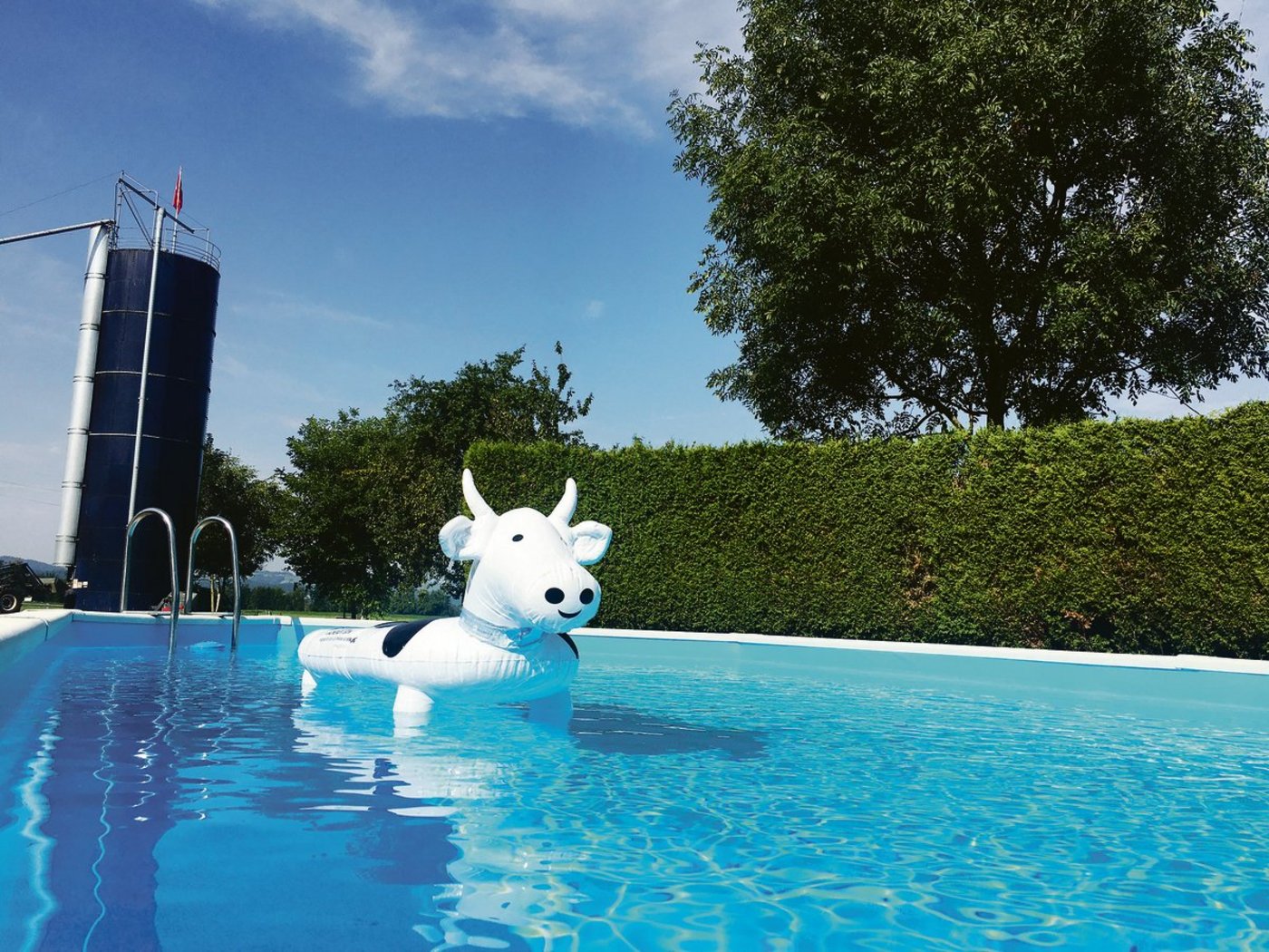 Dieser Swimmingpool steht schon lange auf einem Luzerner Bauernhof. Neue Anlagen werden nicht mehr bewilligt. (Bild aem)