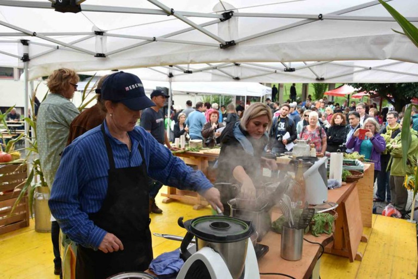Die Kochshow „Vom Blatt zur Wurzel“ mit Sandra Knecht (l.) und Julie Jaberg am dampfenden Herd. (Ebenrain-Zentrum für Landwirtschaft, Natur und Ernährung)
