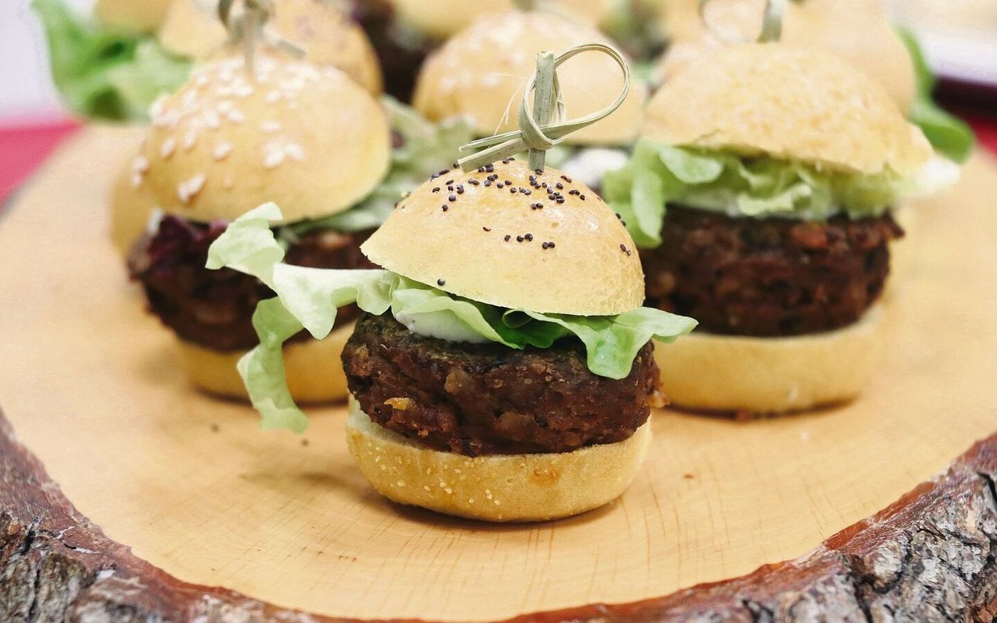 Schwarze Bohnen sind der Rohstoff für diese Burger, das Rezept dazu gibt es unten.