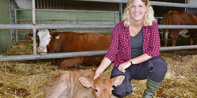 Für Ursina Stamm war es ein Highlight, die Geburt des Kalbes gemeinsam mit ihrem Mann zu erleben. Sie will mit der Zeit einen Teil der Tierhaltung übernehmen. (Bild Marianne Stamm)