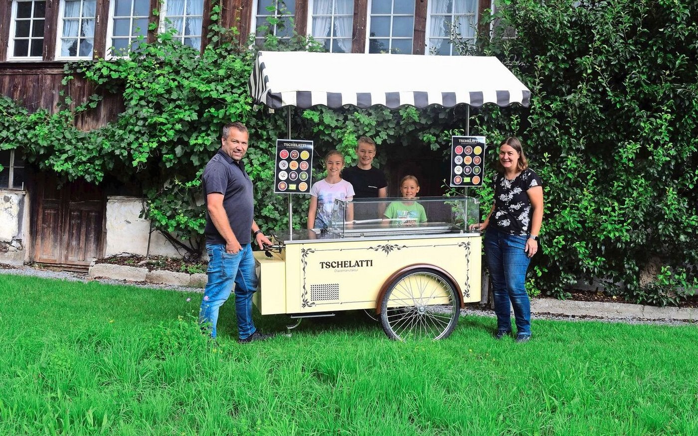 Stolz auf ihr Teschelatti-Vehikel sind Ernst und Monja Brunner mit den Kindern Selina, Ernst und Samira (v.l.). Auf dem Bild fehlt Tochter Angelina. Mit dem mobilen Glacestand vermarkten Brunners 20 Glacesorten. 