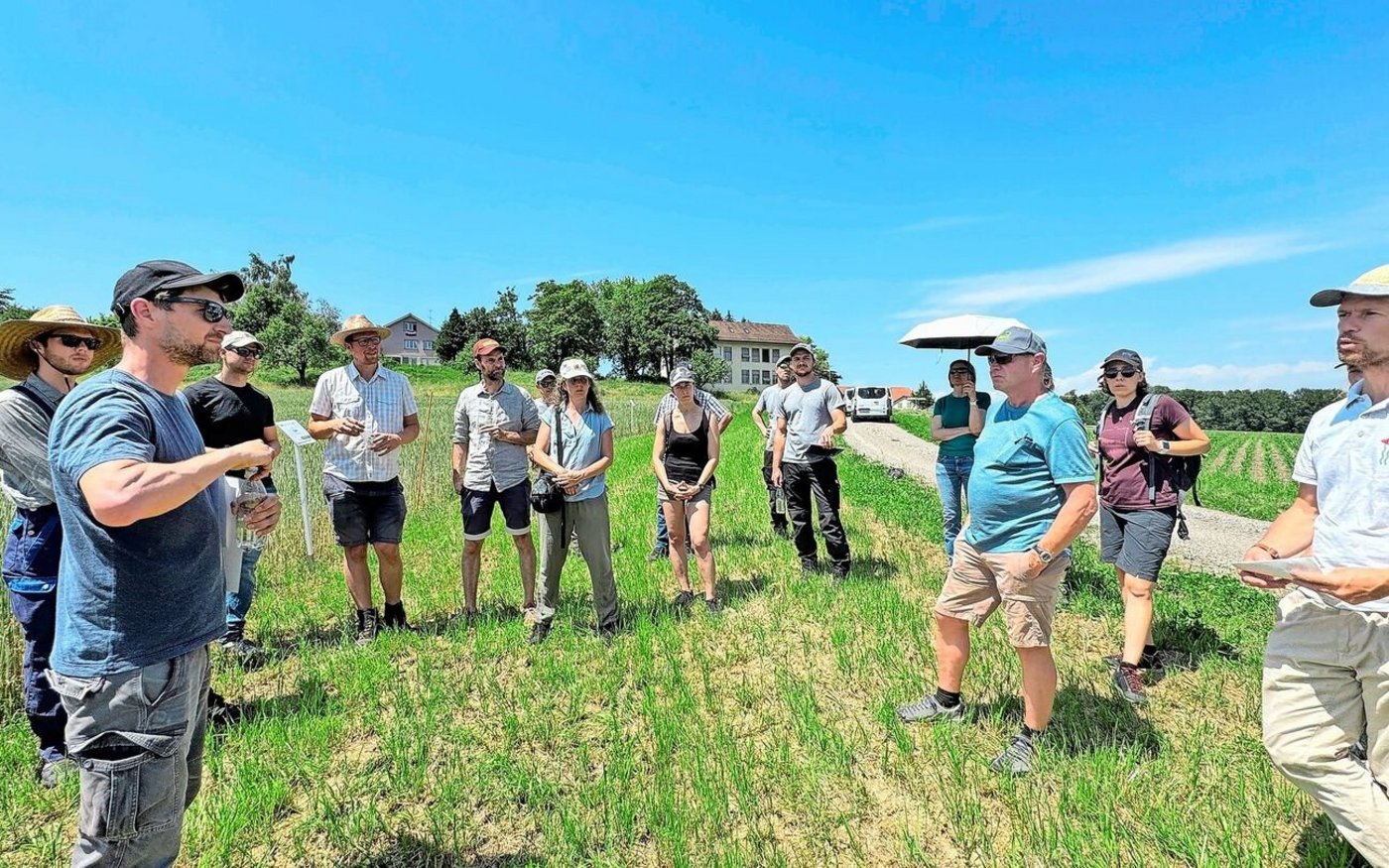 Matthias Christen (2. von links im Bild) diskutiert mit den Teilnehmern die Situation im Biogetreide. Er empfiehlt, den Montalbano nur auf Topstandorten anzubauen, weil man sonst Gefahr laufe, ihn für den Bio-Anbau zu verlieren. 
