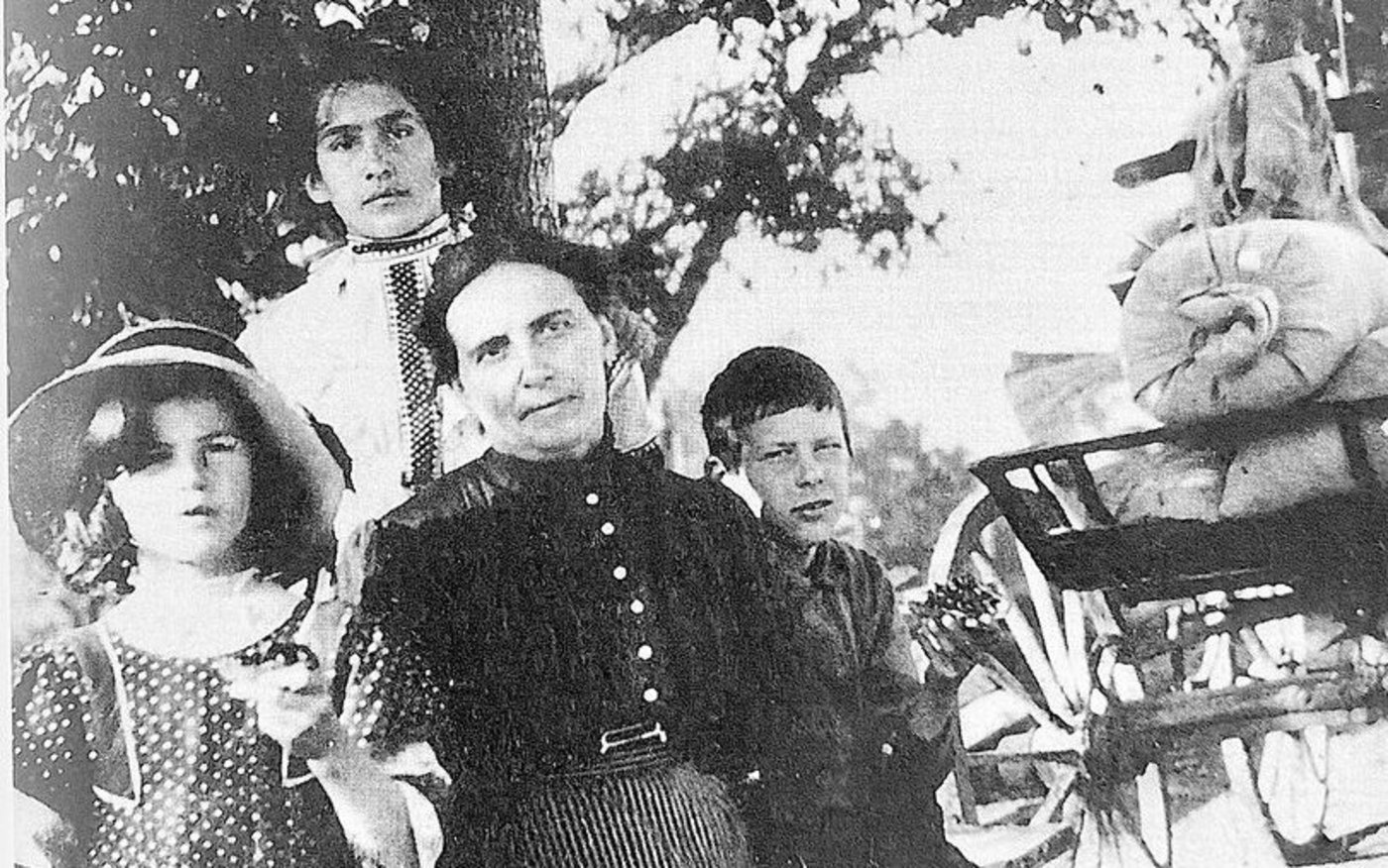 Augusta Gillabert-Randin mit drei ihrer fünf Kinder.