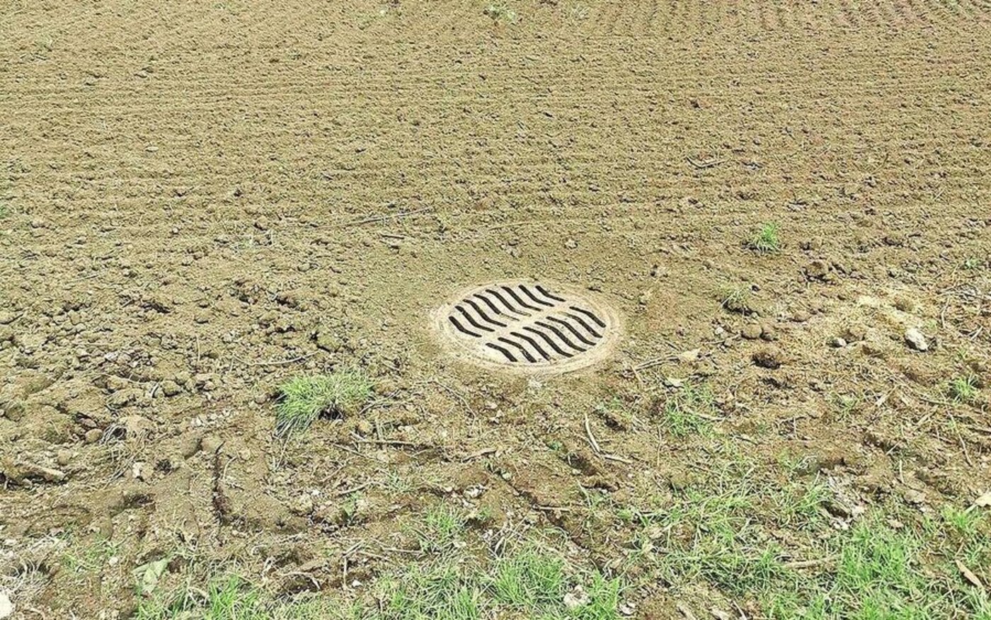 Bei solchen offenen Schächten im Ackerland ist das Risiko hoch, dass Pflanzenschutzmittel und Nährstoffe in Gewässer eingetragen werden.