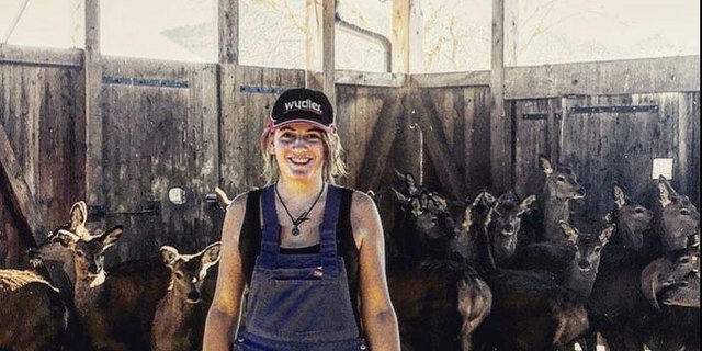 Selina Rieder im Stall bei den Hirschen. (Bild Selina Rieder)