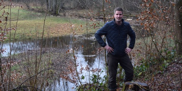 Adrian Zysset in einem Waldstück, wo die Glatt ursprünglich einmal durchfloss. Eine Renaturierung auf dieser Seite der Glatt sei wassertechnisch nicht machbar, behauptet das Awel. (Bild sgi)