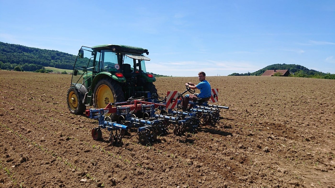 Michael Stump macht eine Zweitausbildung zum Landwirt. Er befindet sich im 2. Lehrjahr bei Daniel Vetterli auf dem Schlatthof, wo momentan auch sein zu Hause ist. (Bild zVg)