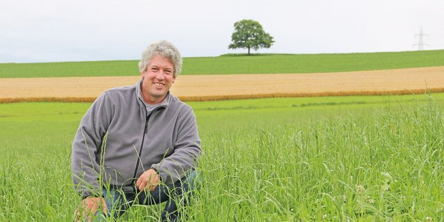 «Nach dem ersten Schnitt bekommt das Zwischenfutter Gülle, genauso wie nach dem zweiten Schnitt im Herbst und im Frühling nochmals», erklärt Urs Rinderknecht. Bild: Sebastian Hagenbuch