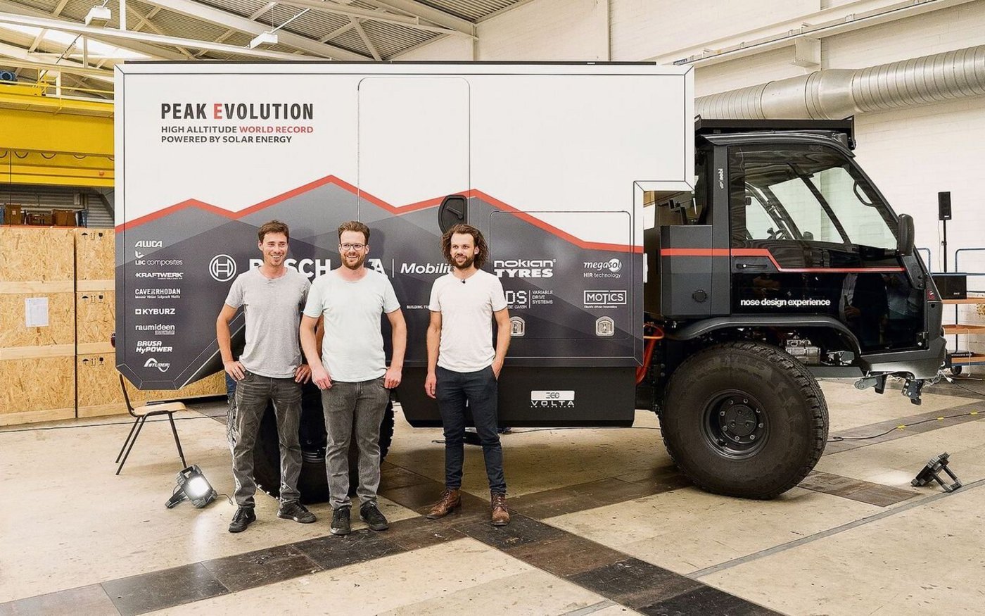 David Pröschel und die Brüder David und Patrik Koller wollen mit ihrem Terren die Leistungsfähigkeit von Elektrofahrzeugen unter Beweis stellen. Ihr Ziel ist kein geringeres als der Welthöhenrekord für Fahrzeugfahrten. 