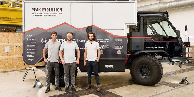 David Pröschel und die Brüder David und Patrik Koller wollen mit ihrem Terren die Leistungsfähigkeit von Elektrofahrzeugen unter Beweis stellen. Ihr Ziel ist kein geringeres als der Welthöhenrekord für Fahrzeugfahrten. 