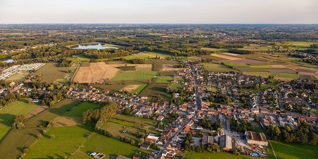 Nicht nur die Landwirtschaft, auch Verkehr, Siedlungen, die Energieproduktion oder die Abwasserbewirtschaftung gestalten die Landschaft und beeinflussen die Biodiversität. (Symbolbild PIxabay) 