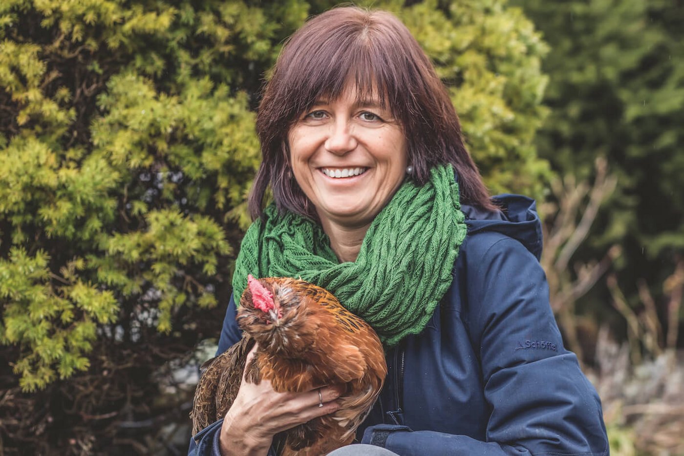 Corinna Buchsler mit einem ihrer Barthühner. (Foto: Pia Neuenschwander)