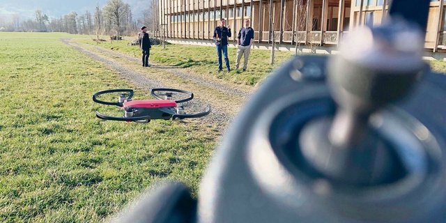 Eine Drohne fliegen zu lassen, ist nicht schwierig: Alle Teilnehmer des Einführungskurses durften nach einer theoretischen Einführung erste Flugversuche mit einer Fotodrohne machen. 