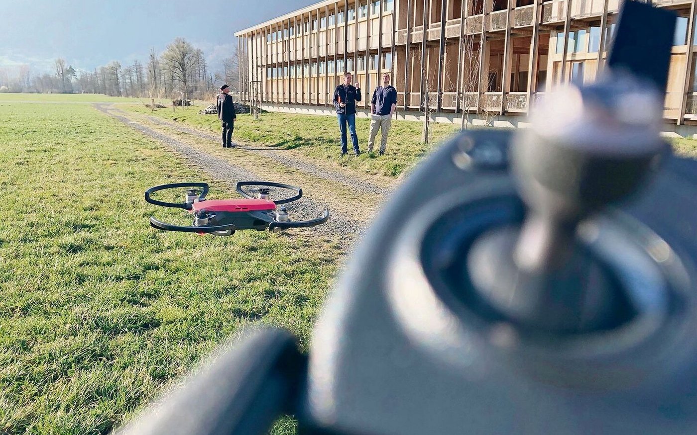 Eine Drohne fliegen zu lassen, ist nicht schwierig: Alle Teilnehmer des Einführungskurses durften nach einer theoretischen Einführung erste Flugversuche mit einer Fotodrohne machen. 