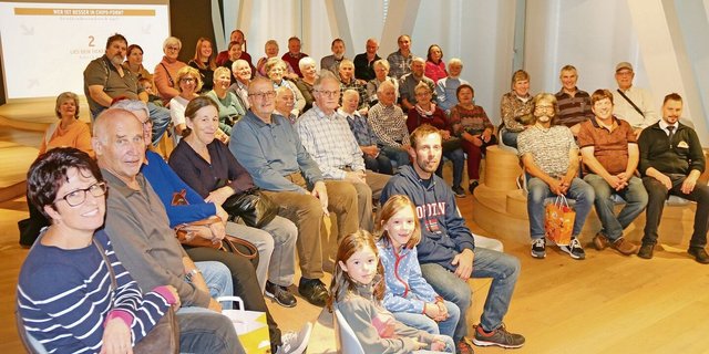 Nach dem Fabrikrundgang, wo vor Eintritt Handys, Taschen, Schmuck oder Rucksäcke abgegeben werden mussten, versammelte sich die Reisegesellschaft im Informationszentrum.