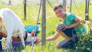 Michael will Bauer werden. Die Ziege ist ein Preis von einem Schwingfest. (Bilder Simone Barth)