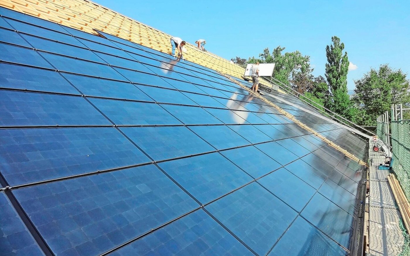 Bei Indachanlagen (auf dem Bild die Neueindeckung eines Scheunendaches) gelten höhere Anforderungen für die Installation als bei Aufdachanlagen.