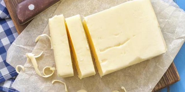 Lange auf dem Berg verschrien, nun zur Mangelware geworden. Butter kommt nicht nur hochoffiziell ins Land, sondern auch relativ leise für Exportware via Veredelungsverkehr. (Bild BauZ/Adobe Stock)