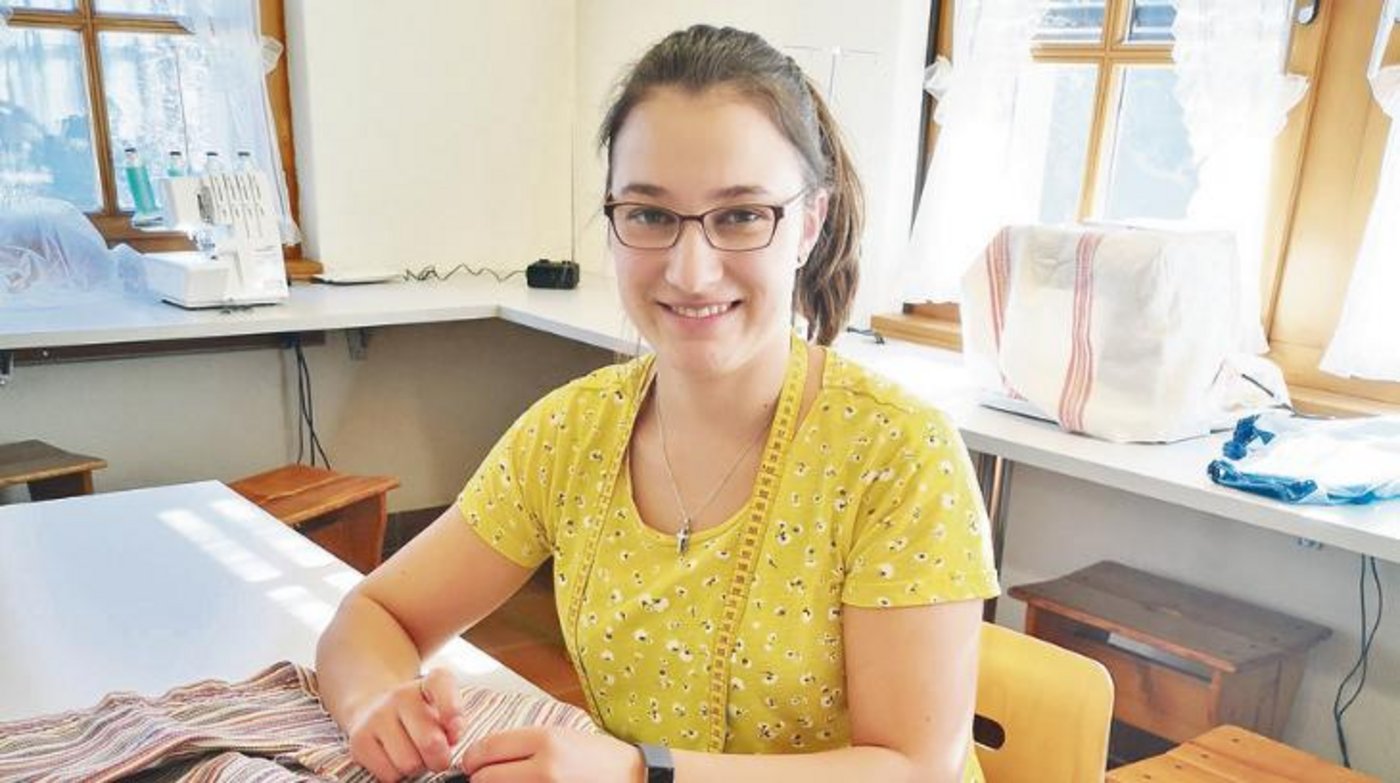 Unter anderem in «Textilen Gestalten» näht sich Evelin Amrein eine Luzerner Werktagstracht. (Bilder Regina Furger)
