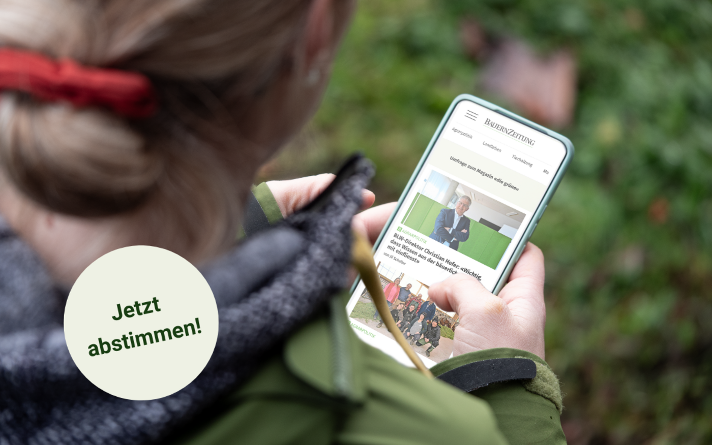 Frau fotografiert von hinten schaut auf ihr Mobiltelefon, Bildschirm voll ersichtlich