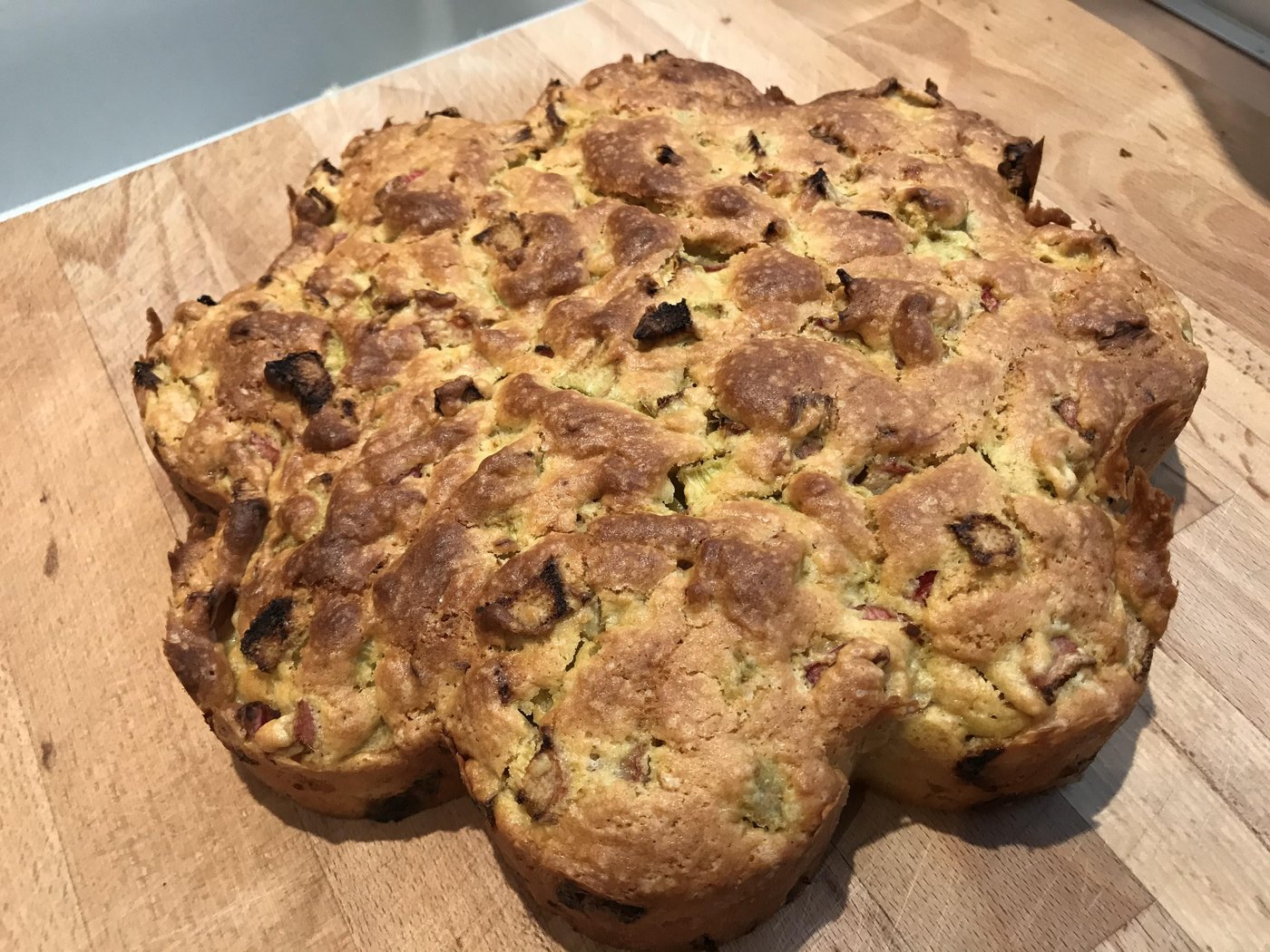 So sieht der Kuchen aus, wenn er aus dem Ofen kommt.  Die Rhabarbern sind versunken. (Bilder fj)