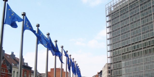 EU-Flaggen vor dem Sitz der EU-Kommission in Brüssel. (Bild ji) 