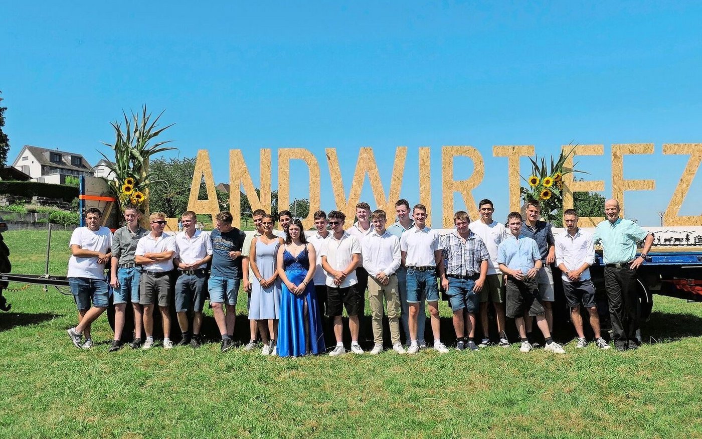 Diese Landwirt(innen) EFZ haben sich ihren Abschluss via Erstausbildung erarbeitet. Mit auf dem Bild ihr Klassenlehrer Hanspeter Keller (rechts).