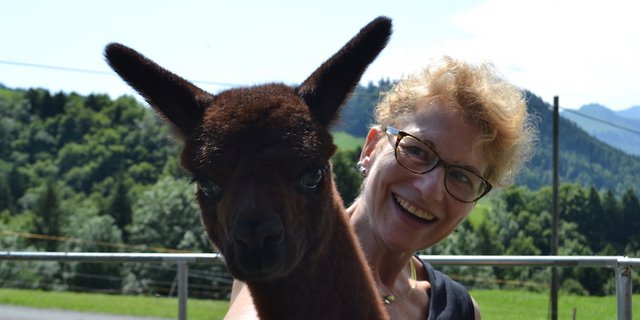 Als Dagmar Feierabend das erste Mal in Alpaka-Augen blickte, war es um sie geschehen. (Bilder Lara Aebi)