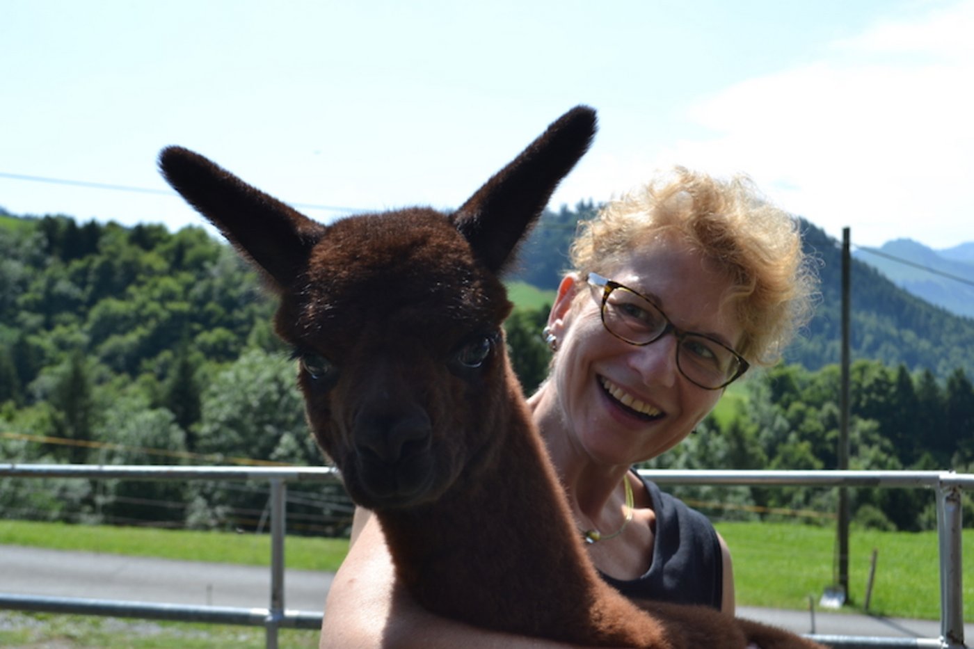 Als Dagmar Feierabend das erste Mal in Alpaka-Augen blickte, war es um sie geschehen. (Bilder Lara Aebi)