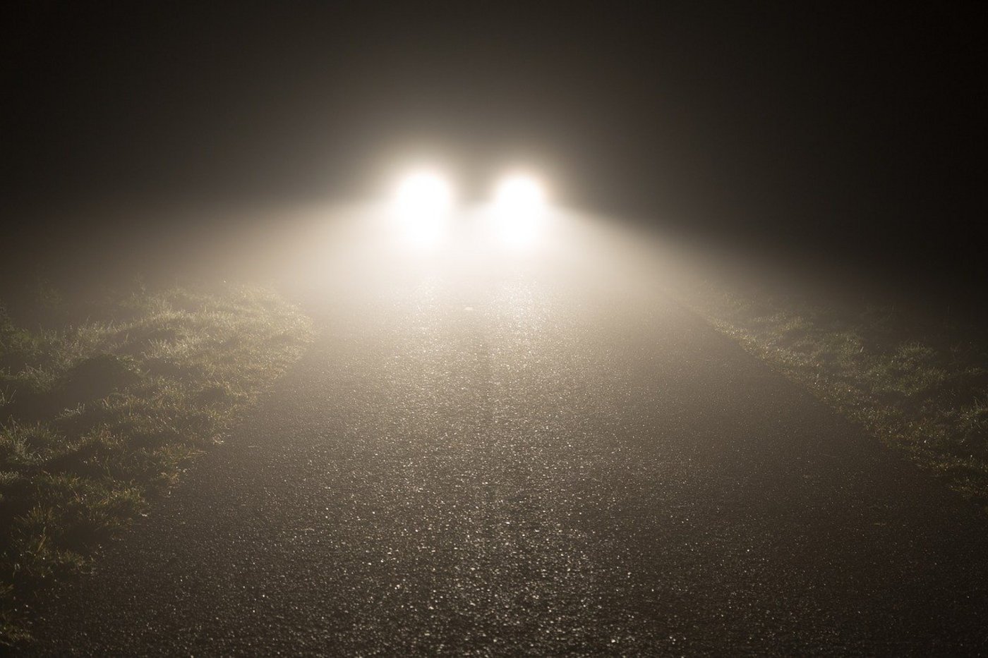 Kaltes Licht ist schlimmer als warmes. Leider werden in Fahrzeugen meist kalte weisse Lampen eingebaut, weil diese einfacher herzustellen sind. 