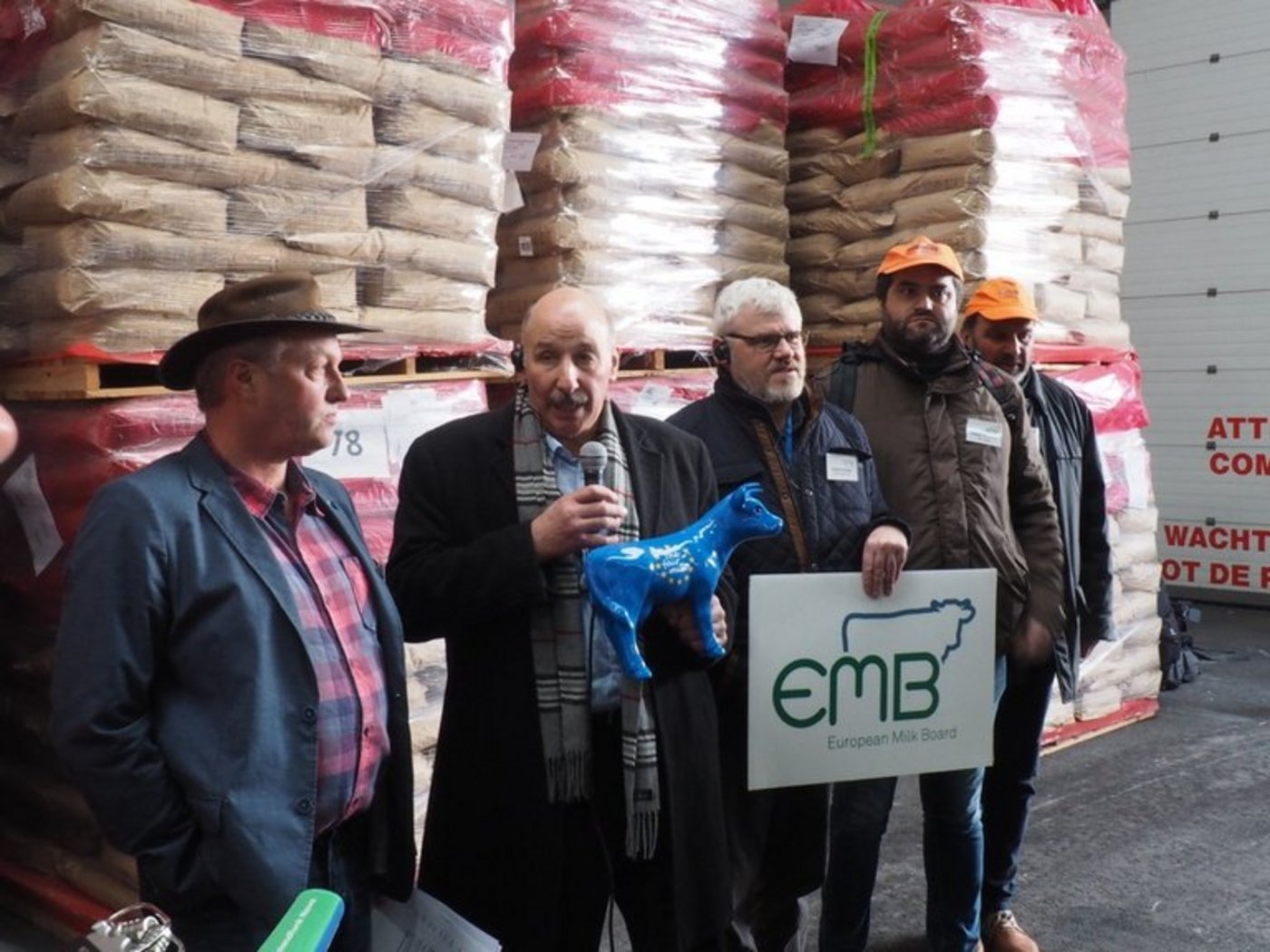 Die hohen Milchpulver-Bestände stehen einer langfristigen Markterholung entgegen: EMB-Präsident Romuald Schaber (2.v.l.). (zvg)