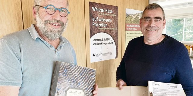 Traditionen und Kultur bewahren, aber offen sein für Neues: Co-Präsident Hanspeter Hunkeler mit einem alten Protokollbuch (l.), Geschäftsführer Thomas Schweisser mit dem Ordner mit Mitgliederinfos.  