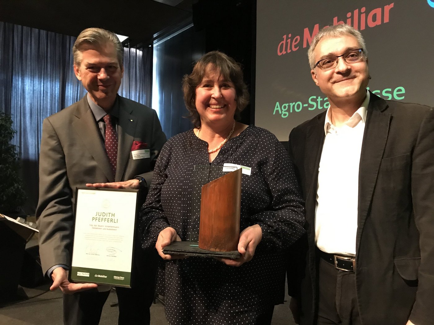 Die Siegerin Judith Pfefferli mit den Jury-Mitgliedern Gian Bazzi und Pietro Beritelli. (Bild akr)