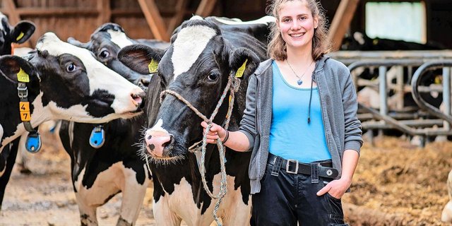 Jasmin Kretz mit Dream Girl, einer ihrer Lieblingskühe auf dem Lehrbetrieb. Die Liebe zu Kühen begleitet sie schon seit ihrer Kindheit auf dem elterlichen Bauernhof.
