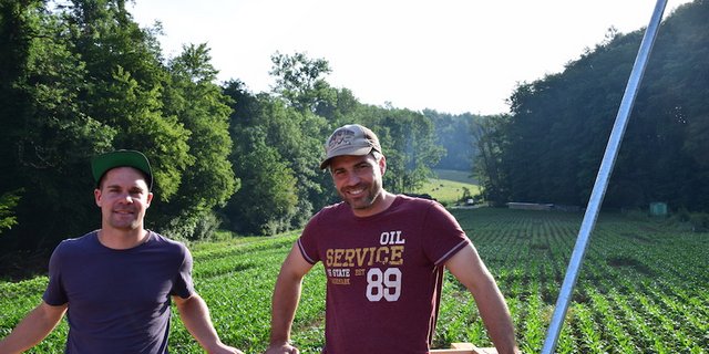 Andreas Benz (links) und Andreas Sozzi stehen lachend auf ihrer selbsterbauten Terrasse. Bald erwarten die beiden Besucherinnen und Besucher, die sich in ihrem Maislabyrinth (nicht) verirren wollen. (Bild lko)