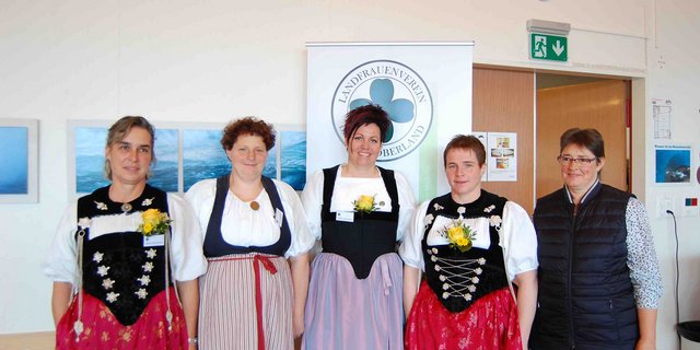 Präsidentin Monika Mosimann (Mitte) mit den abtretenden Vorstandsmitgliedern (v. l. n. r.) Sabina von Gunten und Nicole von Bergen, neu im Vorstand sind Christine von Allmen und Christine Hager. (Bilder Marcel Schmid)