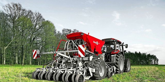 Die Novag-Maschine T-ForcePlus 250 ermöglicht dank des T-Slot-Plus-Scharsystems eine Aussaat bei Geschwindigkeiten von bis zu 12 km/h.Bild: Novag