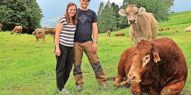 Priska und Flavian Schwitter, die Gewinner des diesjährigen Innovationspreises des Nidwaldner Bauernverbandes, mit ihrem sichtlich entspannten Muni Cäsar und einer seiner Herzdamen.