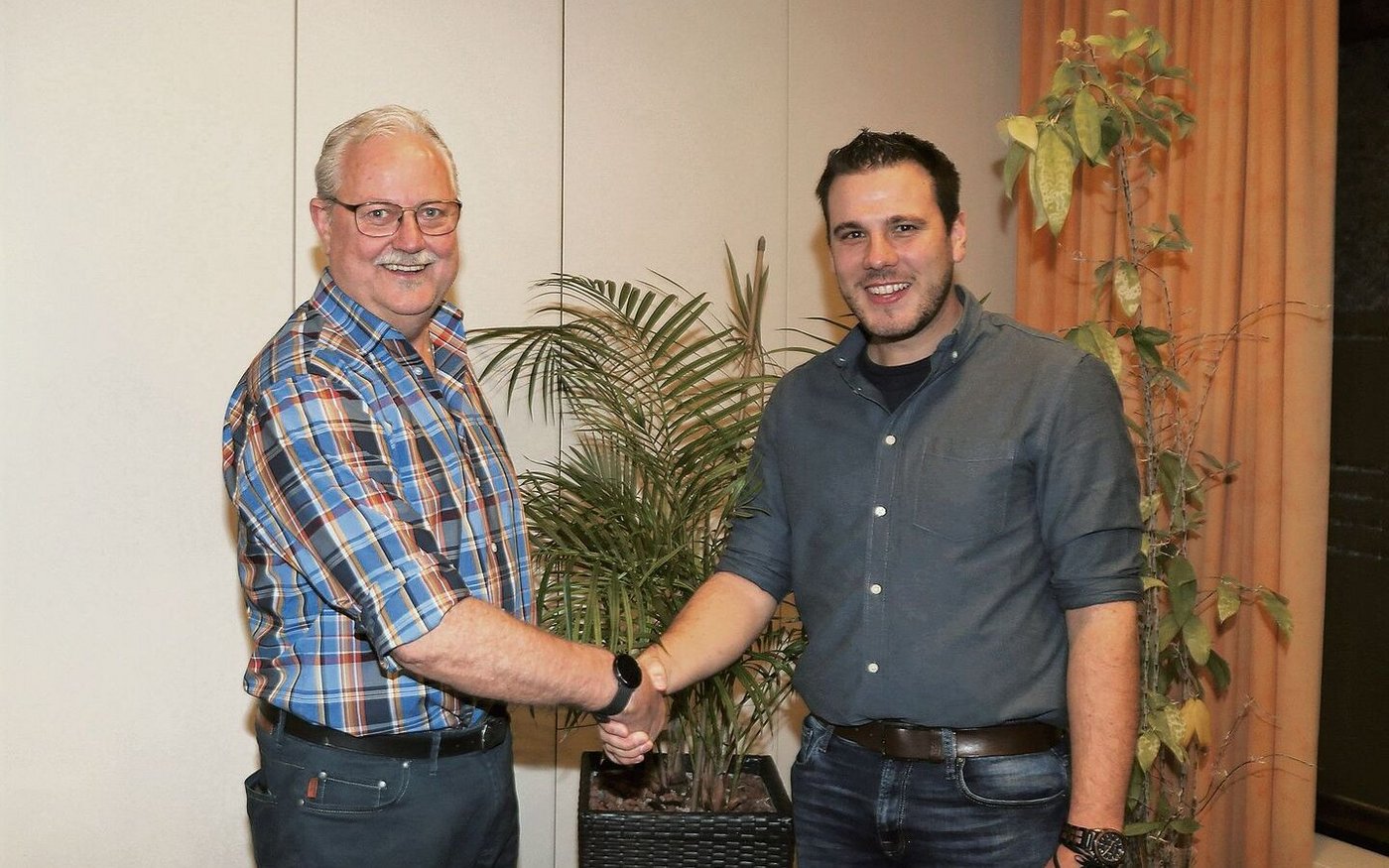Pius Meier gratuliert seinem Nachfolger Reto Enz (rechts) zum Präsidentenamt des Zuger Tierzuchtverbandes.