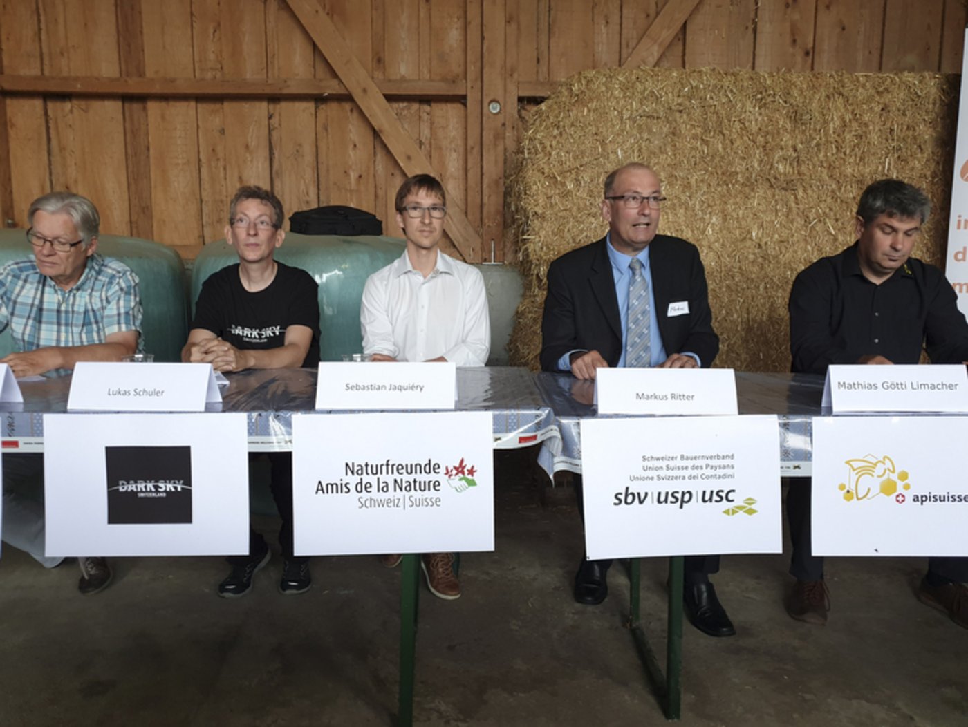 Franz-Sepp Stulz (Fonds Landschaft Schweiz), Lukas Schuler (Dark Sky Switzerland), Sebastian Jaquiéry (Naturfreunde Schweiz), Markus Ritter (SBV und Mathias Götti Limacher (Apisuisse) (v.l.).