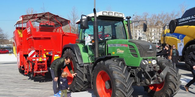Kleiner Junge vor grossem Traktor. (Bilder chw)