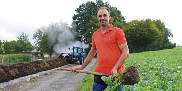 Auf dem Betrieb von Marcel Frei findet am kommenden Freitag der Liebegger Herbsttag statt. Im Hintergrund wendet der Lernende den Kompost. 