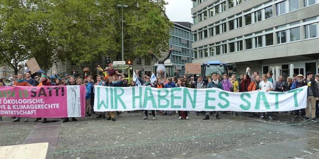 Die zumeist jungen Demonstrierenden wurden von drei Traktoren begleitet. Zwei vom Zirkus Chnopf und jenem der Solwai Ortoloco in Dietikon ZH (Bild jsc)