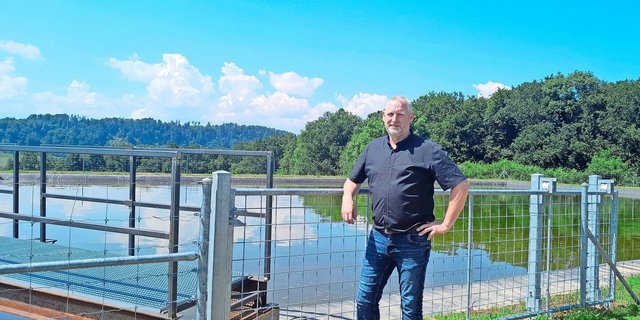 Didier Banderet vor seinem Regenwasserbecken: Dieses ermöglicht ihm, seine 9 Hektaren Kartoffeln zweimal zu bewässern.