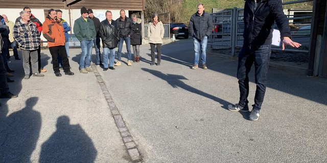 Bei Schächten ist zu beachten, wohin diese entwässern. Raphael Müller zeigt Beispiele auf dem Betrieb des LZ Liebegg. (Bilder js)