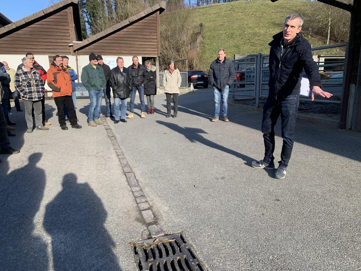 Bei Schächten ist zu beachten, wohin diese entwässern. Raphael Müller zeigt Beispiele auf dem Betrieb des LZ Liebegg. (Bilder js)