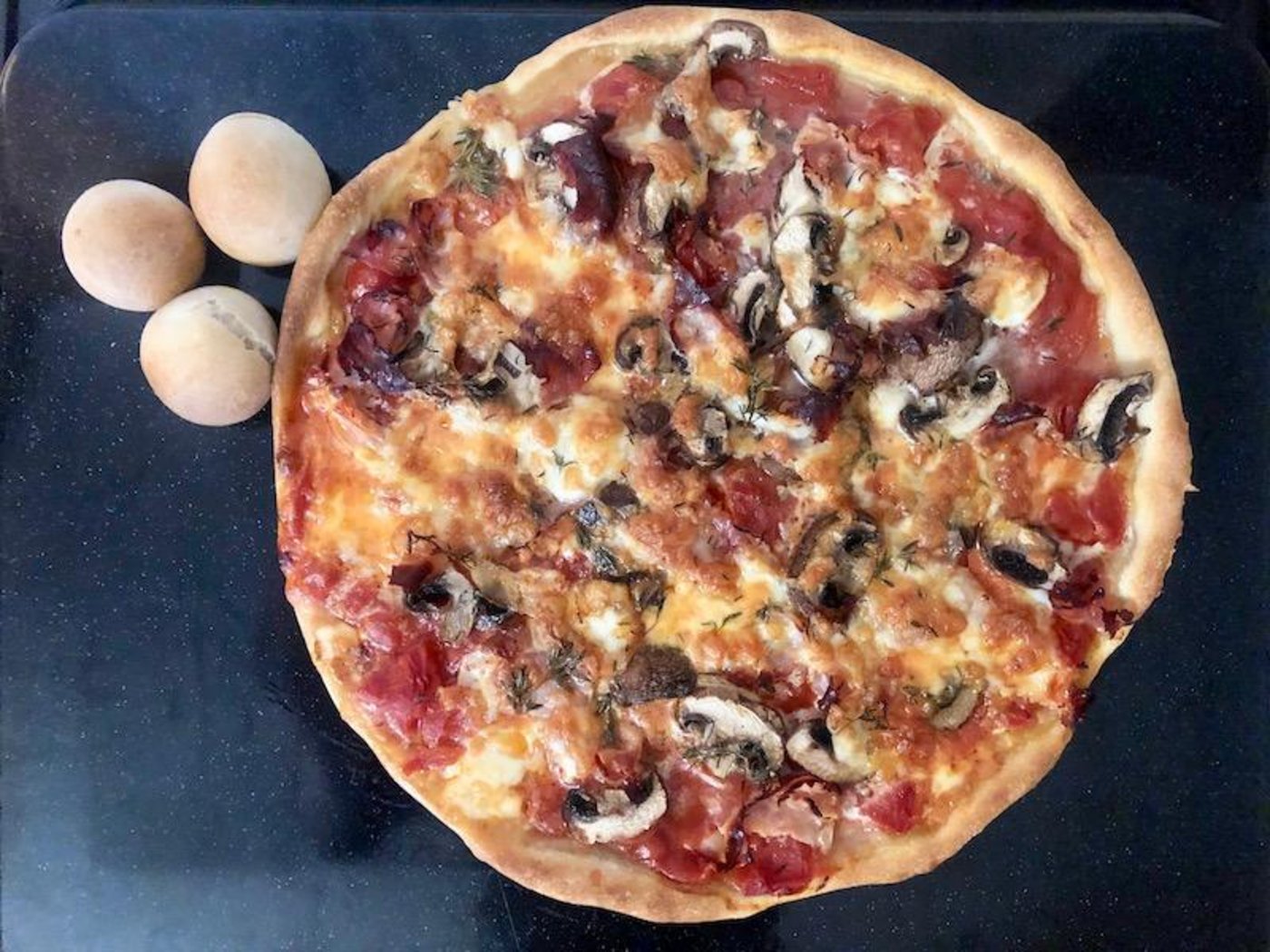 Bier-Pizzateig macht einen schön knusprigen Boden. Aus Resten gibt es feine Aperobrötchen. (Bilder et)