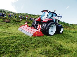 AGFF: So kann man Alpweiden verbessern Mulchen ist auf verschiedene Arten möglich: Es gibt Maschinen, welche den Boden schonen und nur unerwünschte Arten schlegeln (Bild links). Nach dem Einsatz des Forstmulchgeräts (rechts) war die ganze Flora weg und der Boden sozusagen planiert.(Bilder Vrena Crameri-Daeppen)