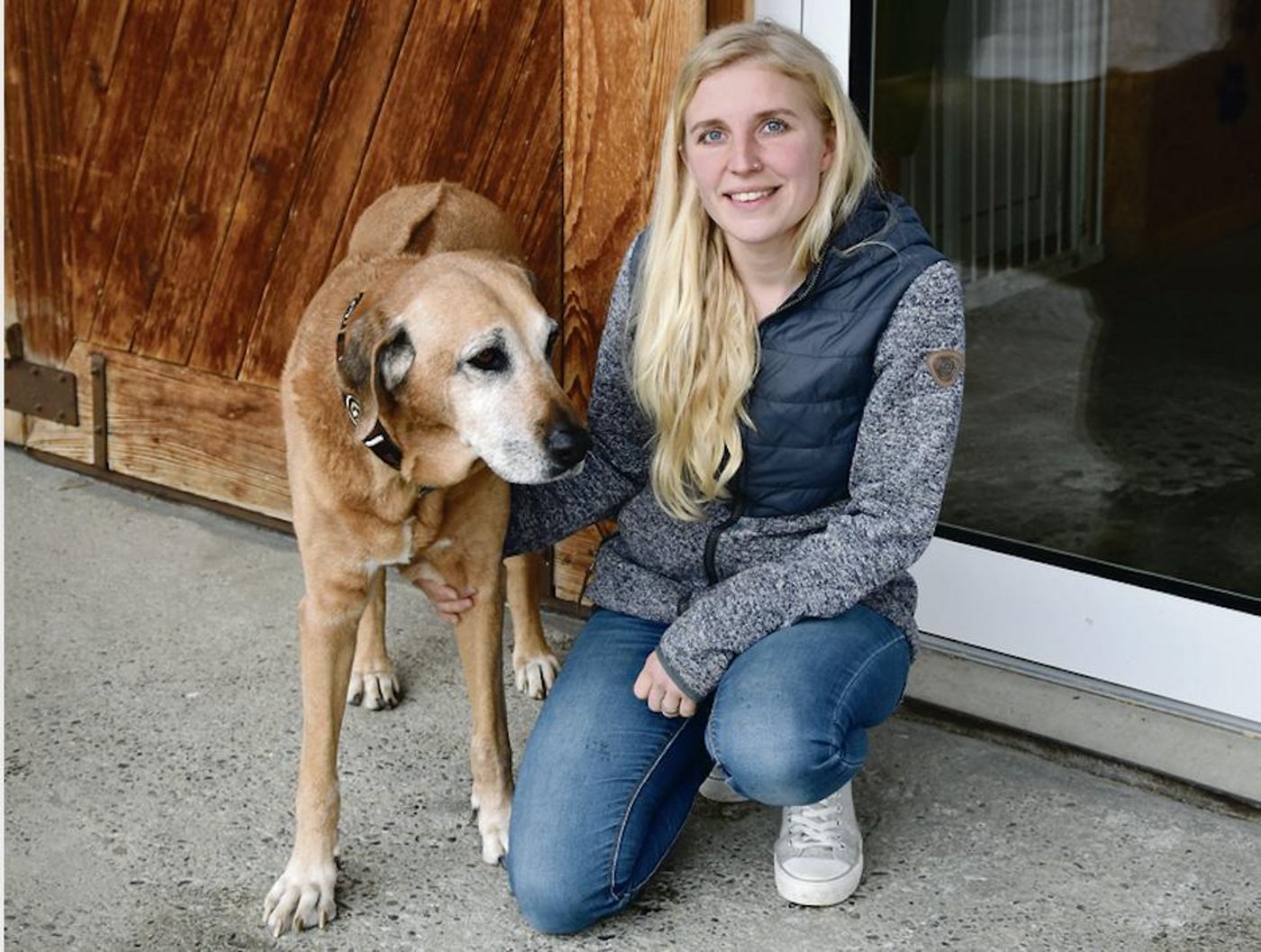 Susanne Gerber-Zwygart mit ihrer Hündin India. Die Bäuerin hat in ihrer Hundepension Platz für weitere 19 Hunde. (Bild Barbara Heiniger)