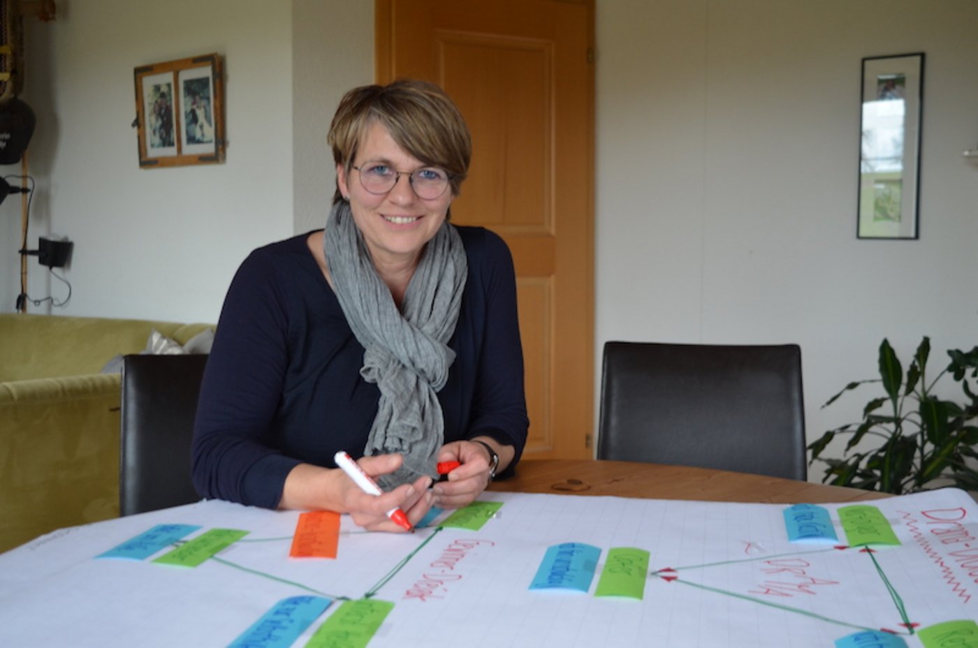 Esther Stricker bereitet ein Flipchart für ihren Kurs «kollegiales Coaching für Bäuerinnen» vor. Ihr ist wichtig, dass die Frauen gut vernetzt sind und sich gegenseitig stärken. (Bild Isabelle Schwander)